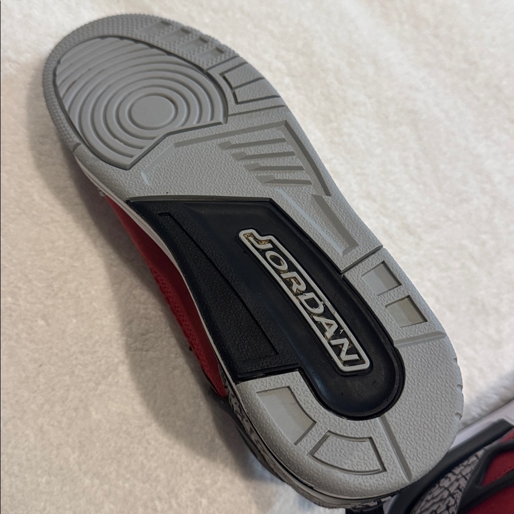 Jordan boys size 7 Red and Black Sneakers with Patterned‎ Trim - Picture 5 of 6
